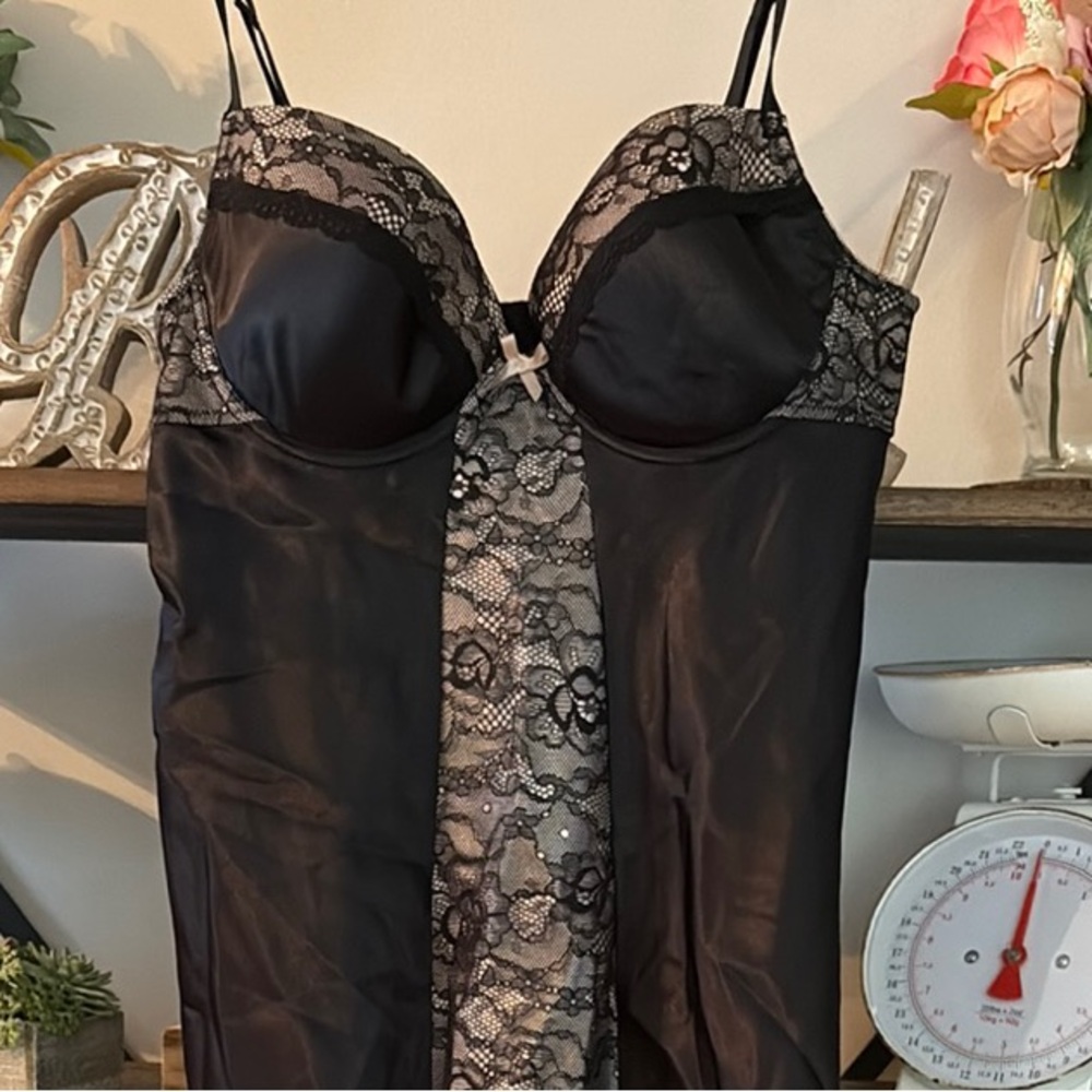 Morgan Taylor Elegant Black Lace Chemise